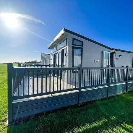 Stunning Caravan With Full Sea Views At Broadland Sands In Suffolk Ref 20236Bs Hopton on Sea Bagian luar foto