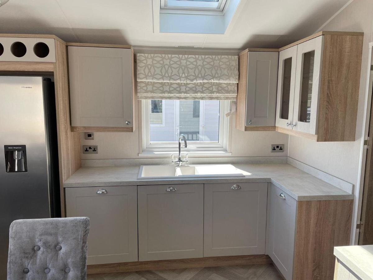 Stunning Caravan With Full Sea Views At Broadland Sands In Suffolk Ref 20236Bs Hopton on Sea Bagian luar foto