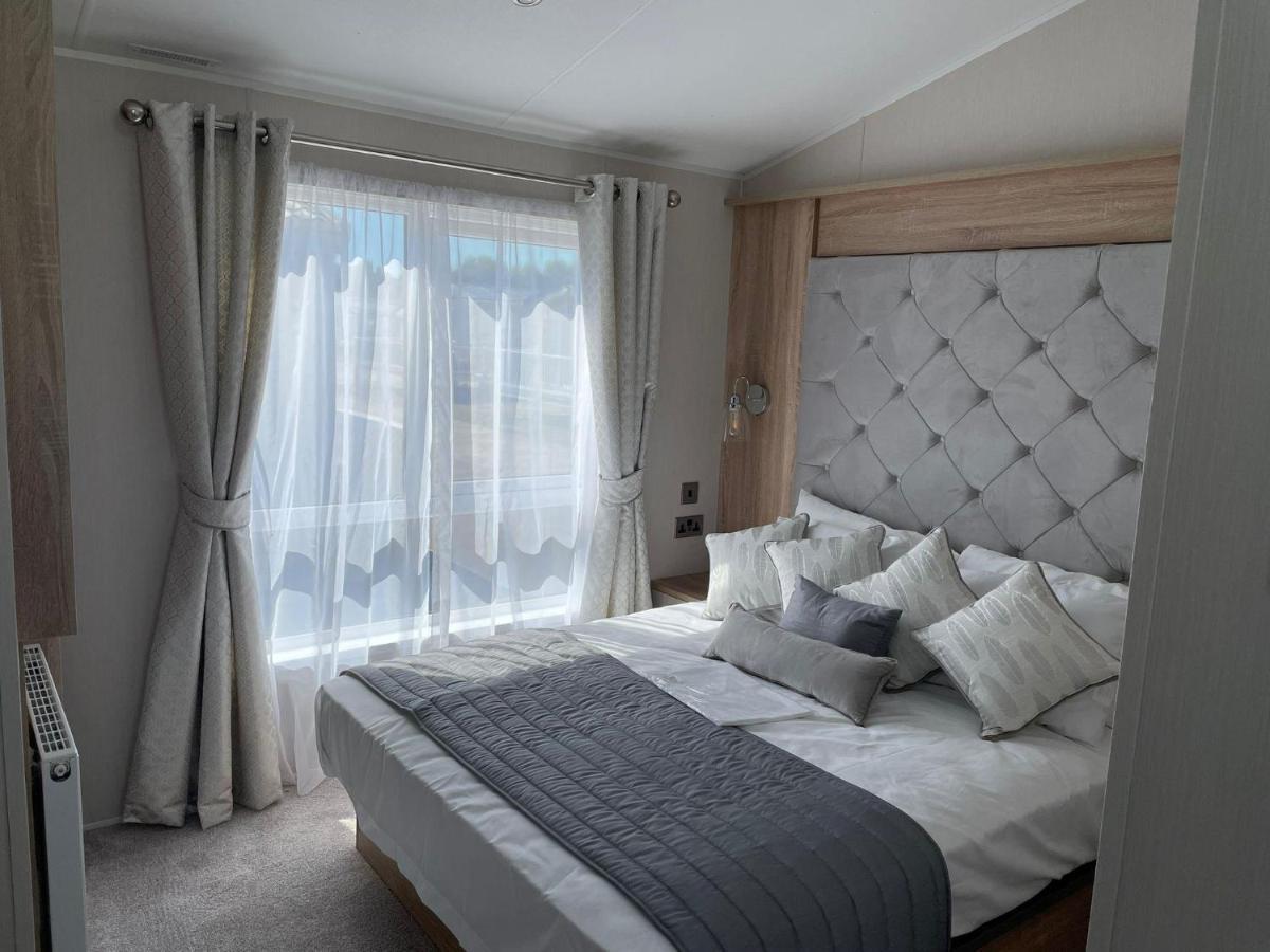 Stunning Caravan With Full Sea Views At Broadland Sands In Suffolk Ref 20236Bs Hopton on Sea Bagian luar foto