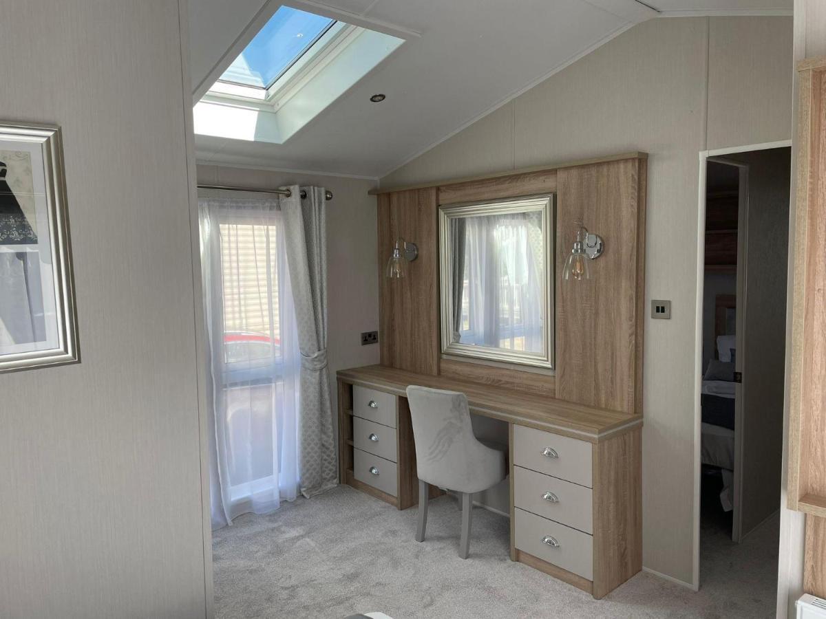 Stunning Caravan With Full Sea Views At Broadland Sands In Suffolk Ref 20236Bs Hopton on Sea Bagian luar foto