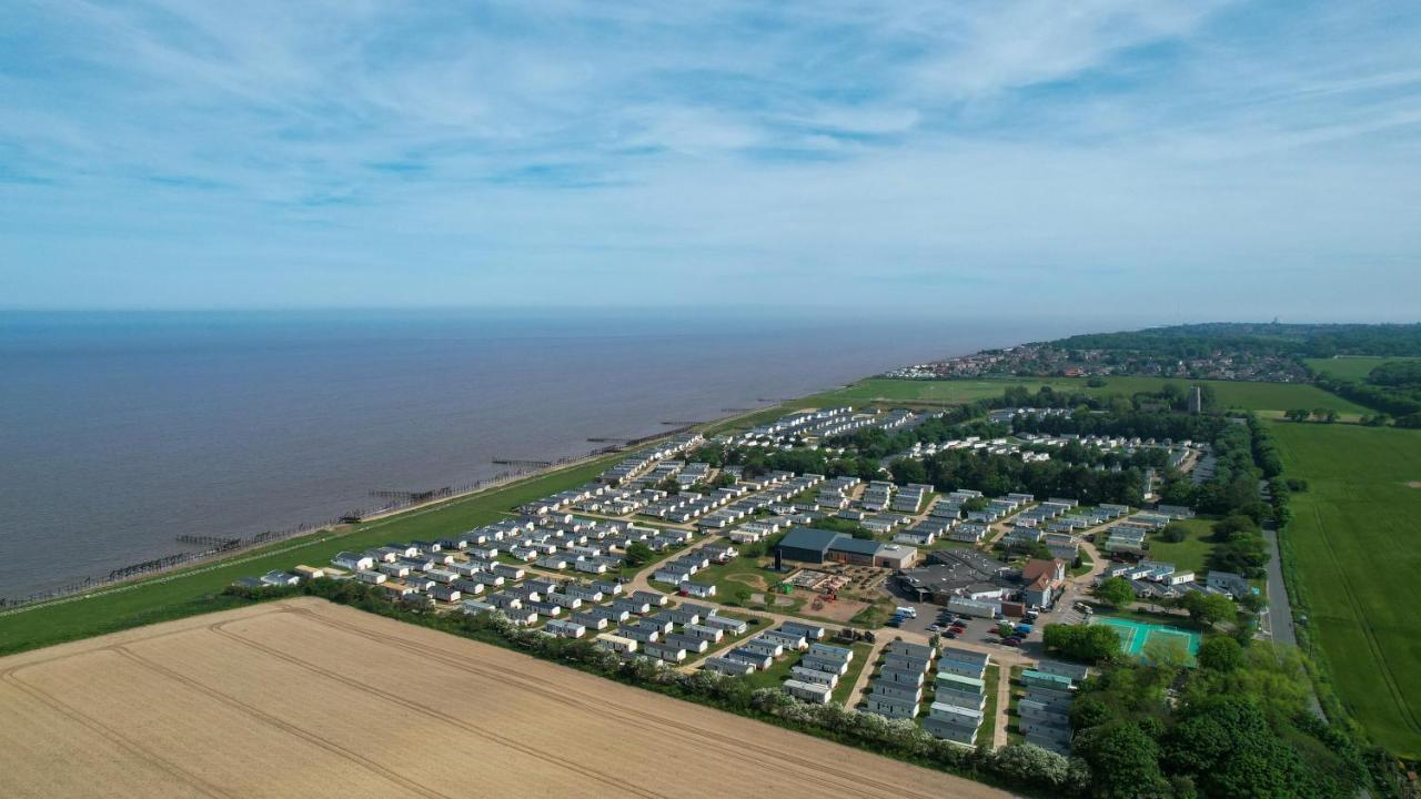 Stunning Caravan With Full Sea Views At Broadland Sands In Suffolk Ref 20236Bs Hopton on Sea Bagian luar foto