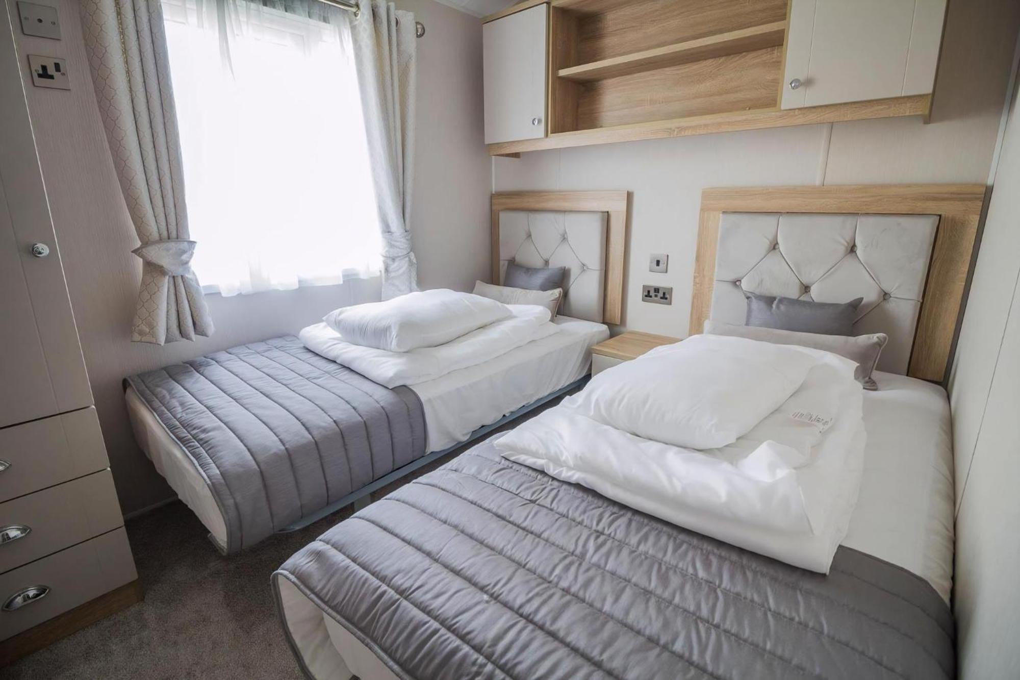 Stunning Caravan With Full Sea Views At Broadland Sands In Suffolk Ref 20236Bs Hopton on Sea Bagian luar foto