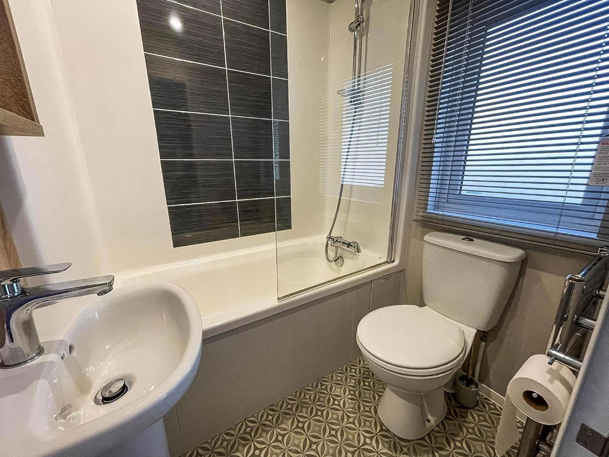 Stunning Caravan With Full Sea Views At Broadland Sands In Suffolk Ref 20236Bs Hopton on Sea Bagian luar foto